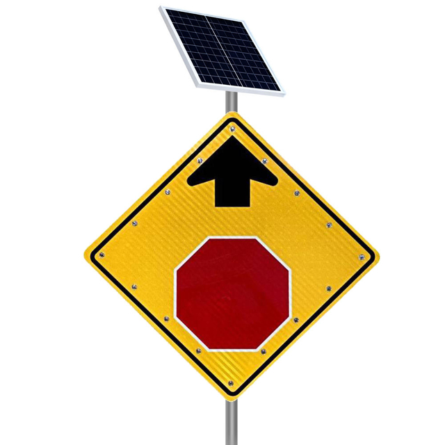 Se&ntilde;ales solares de parada en carretera de tr&aacute;fico